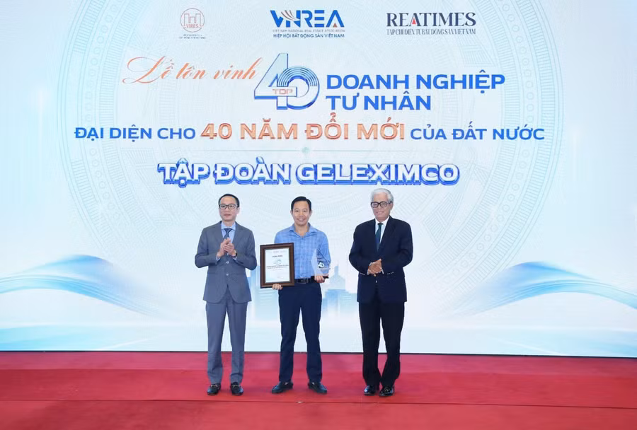 Đại diện Tập đoàn Geleximco nhận vinh danh Top 40 doanh nghiệp tư nhân.