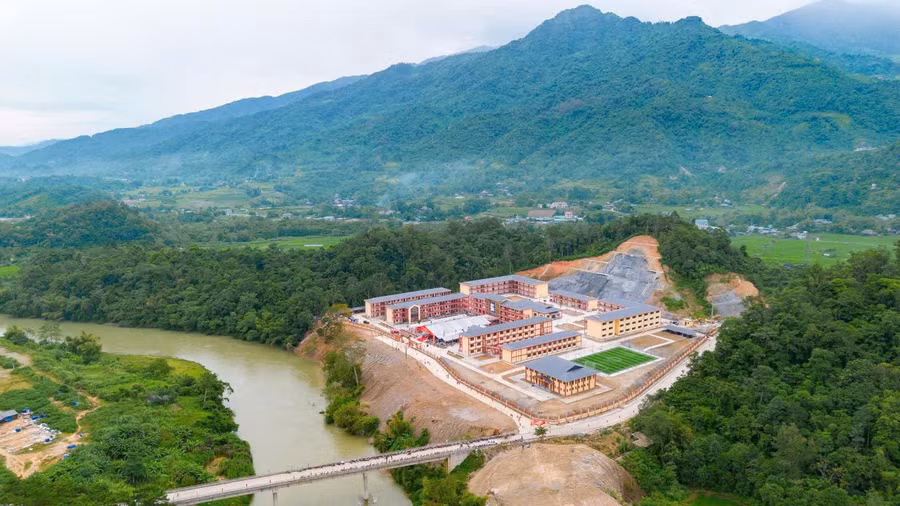 Trường PTDTNT TH&THCS Thanh Thủy khang trang đón học sinh vào năm học mới.