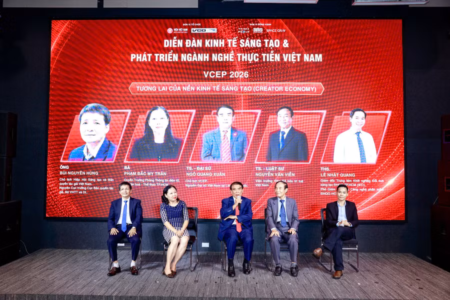 Các lãnh đạo và chuyên gia chia sẻ tham luận về khung pháp lý cho nhà sáng tạo nội dung, KOL/KOC. (ảnh: BTC)