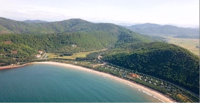 Bãi Lữ còn có tên gọi là “vịnh ánh trăng” - tọa lạc tại xã Hải Lộc, tỉnh Nghệ An. Ảnh: báo Nghệ An