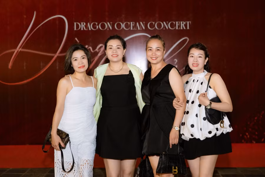 Hàng trăm khán giả cùng hòa mình vào không gian âm nhạc đầy cảm xúc tại Quảng trường Dragon Beach - Khu Du lịch Quốc tế Đồi Rồng.