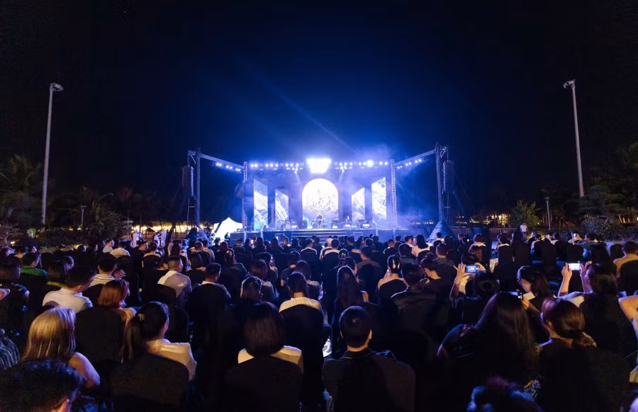 Hàng trăm khán giả cùng hòa mình vào không gian âm nhạc đầy cảm xúc tại Dragon Ocean Concert 01 bên biển Dragon Beach.