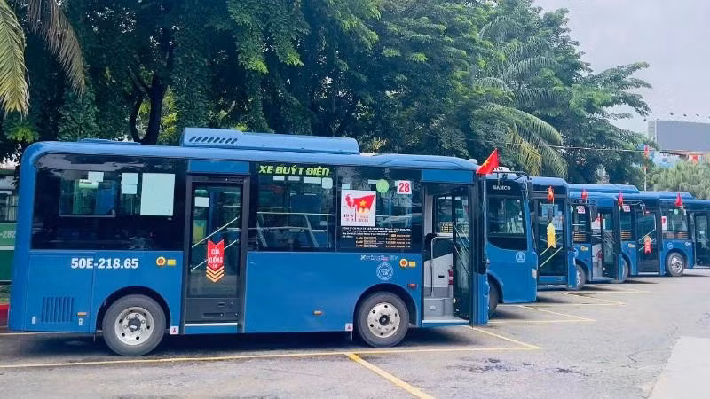 Hà Nội hỗ trợ 70% lãi vay cho doanh nghiệp đầu tư xe buýt điện và trạm sạc