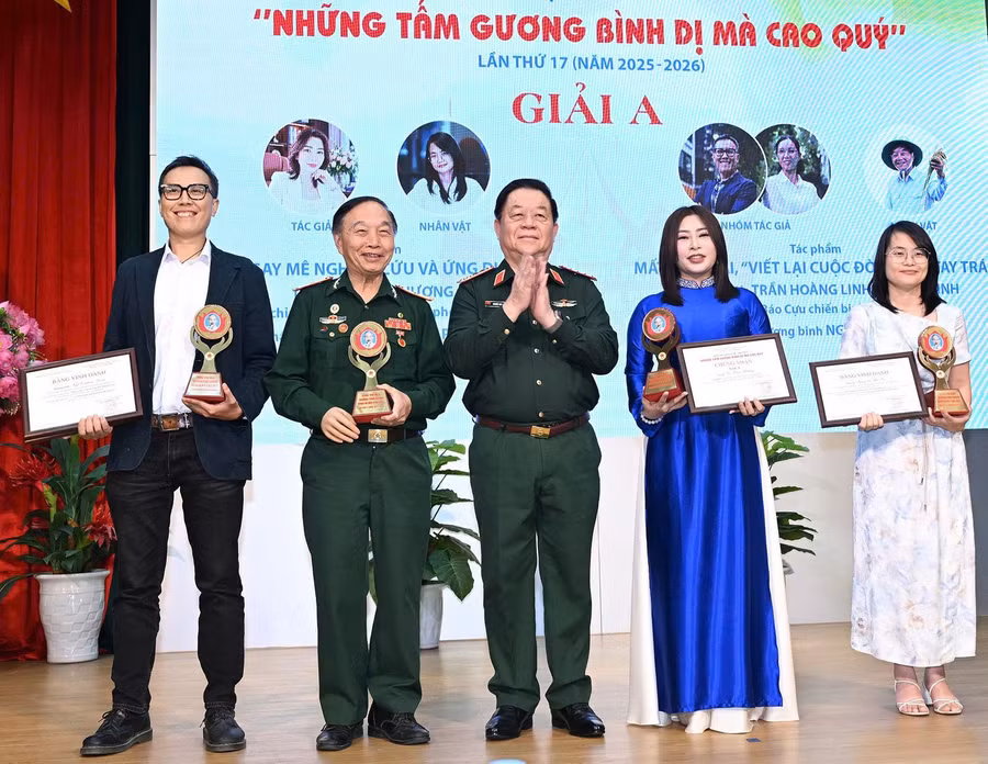 Đại tướng Nguyễn Trọng Nghĩa trao giải cho các tác giả giành giải A. (Ảnh: Trọng Hải).