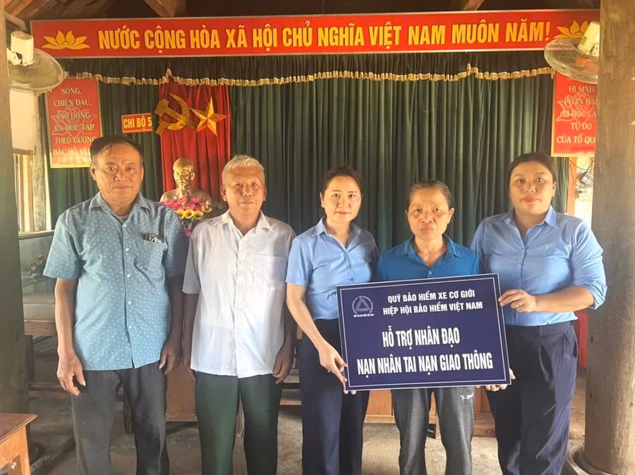 Đại diện Quỹ Bảo hiểm xe cơ giới trao hỗ trợ nhân đạo cho gia đình nạn nhân.