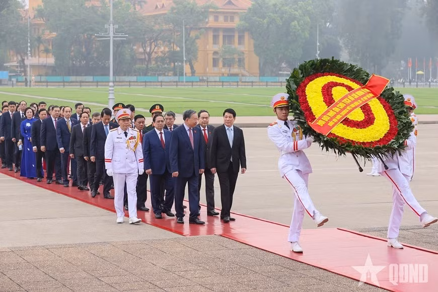Tổng Bí thư Tô Lâm và đoàn đại biểu lãnh đạo, nguyên lãnh đạo Đảng, Nhà nước, Mặt trận Tổ quốc Việt Nam đặt vòng hoa, vào Lăng viếng Chủ tịch Hồ Chí Minh.