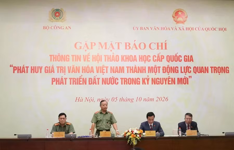 Các đại biểu chủ trì họp báo.