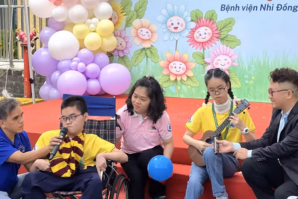 Tiết mục văn nghệ do hai bệnh nhi mắc bệnh hiếm thể hiện tại chương trình.