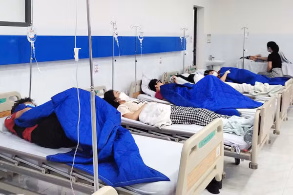 Nhiều người ở TPHCM nhập viện nghi ngộ độc thực phẩm sau tiệc tất niên. Ảnh: ITN.
