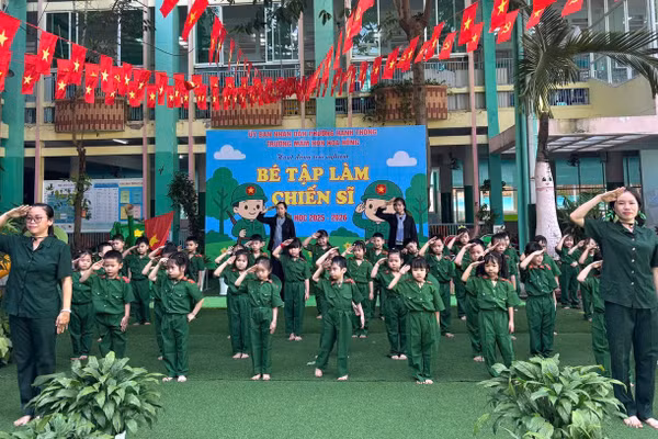 Các em học sinh biểu diễn tiết mục văn nghệ cùng các giáo viên tại trường.