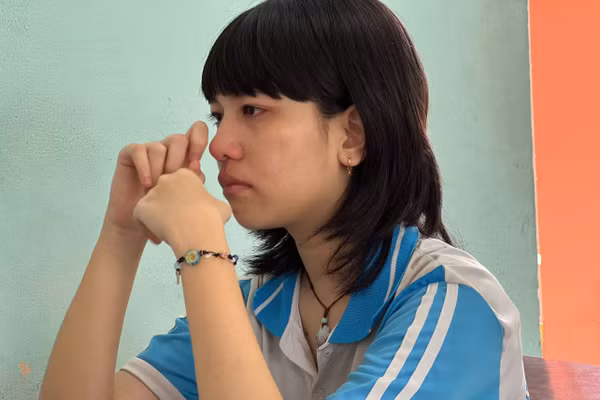 Em Nguyễn Từ Kim Tuyền rơi nước mắt khi kể về hoàn cảnh của bản thân. Ảnh: Hương Phú
