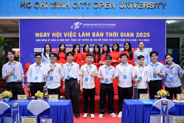Sinh viên trường chụp ảnh tại sự kiện. Ảnh: OU