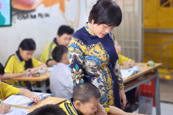 Cô Đặng Thị Hồng Minh trong một tiết học với học sinh. Ảnh: L.N.