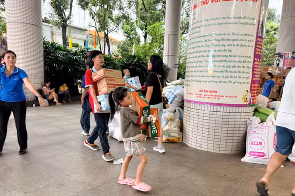 Thiếu nhi được cha mẹ đưa đến Nhà Thiếu nhi TPHCM để ủng hộ vật phẩm và góp sức cùng mọi người. Ảnh: NTNTP