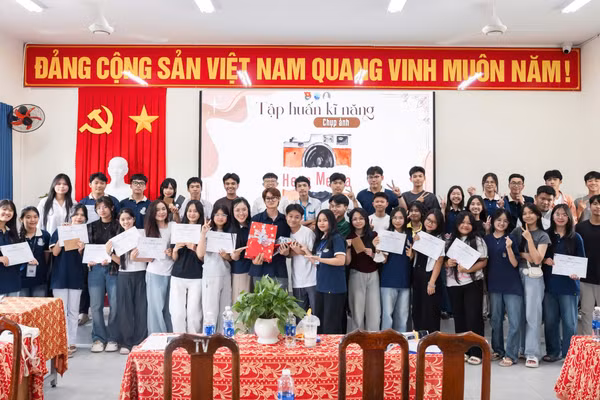 Các thành viên CLB truyền thông Hera Media (Trường THPT Phú Quốc) cùng chụp ảnh lưu niệm trong một hoạt động.