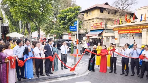 Lễ công bố quyết định đặt tên đường Phạm Khắc diễn ra tại trung tâm thành phố.