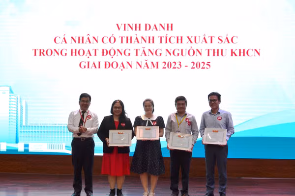 Các nhà khoa học được biểu dương vì thành tích nổi bật trong nghiên cứu, khởi nghiệp đổi mới sáng tạo và chuyển giao công nghệ.