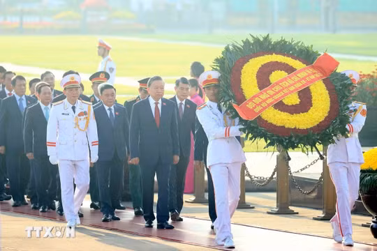 Đoàn đại biểu Quốc hội vào Lăng viếng Chủ tịch Hồ Chí Minh 