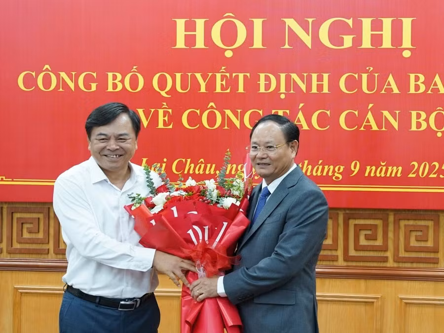 Đồng chí Nguyễn Hoàng Hiệp, Thứ trưởng Bộ Nông nghiệp và Môi trường tặng hoa chúc mừng đồng chí Lê Minh Ngân. Ảnh: Trần Hương.
