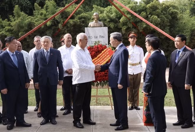 Tổng Bí thư, Chủ tịch nước Tô Lâm và Uỷ viên Trung ương Đảng, Trưởng Ban Đối ngoại Trung ương Đảng Cộng sản Cuba Emilio Lozada García với các đại biểu tại Tượng đài Chủ tịch Hồ Chí Minh ở Thủ đô La Habana. (Ảnh: Lâm Khánh/TTXVN).