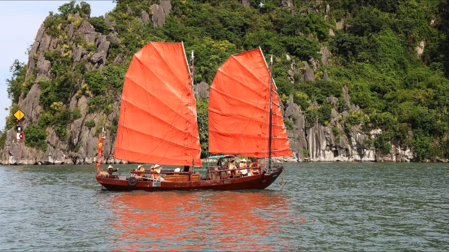 Cánh buồm đỏ khoe sắc trên Vịnh Hạ Long. Ảnh: Xuân Hoàng.
