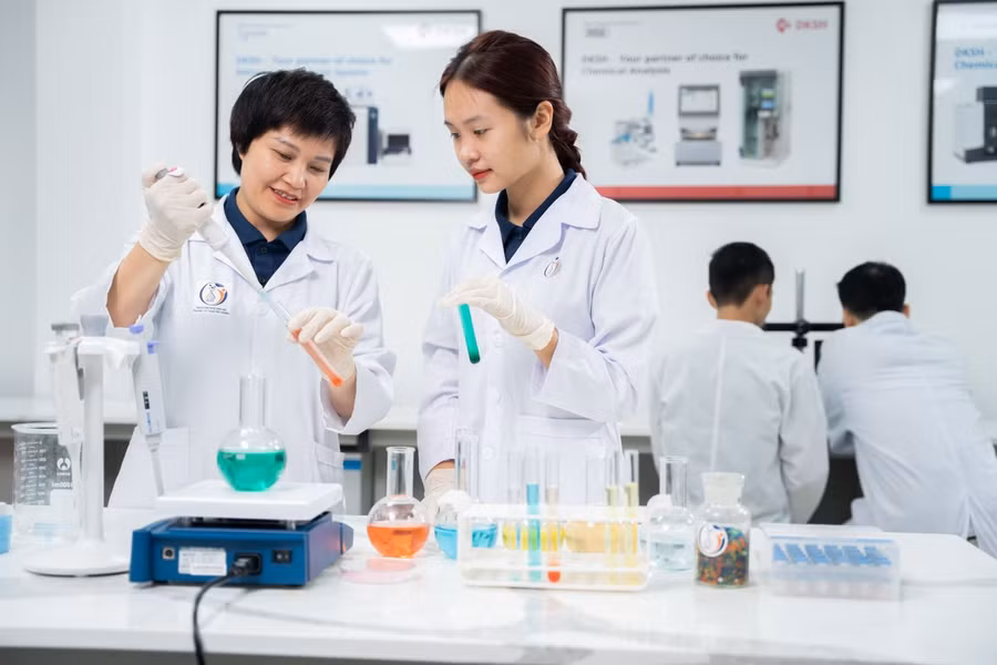 PGS.TS Ngô Thị Thúy Hường, Trưởng nhóm Nghiên cứu Hóa môi trường và Độc học Sinh thái, Đại học Phenikaa hướng dẫn sinh viên nghiên cứu khoa học. Ảnh: LV.