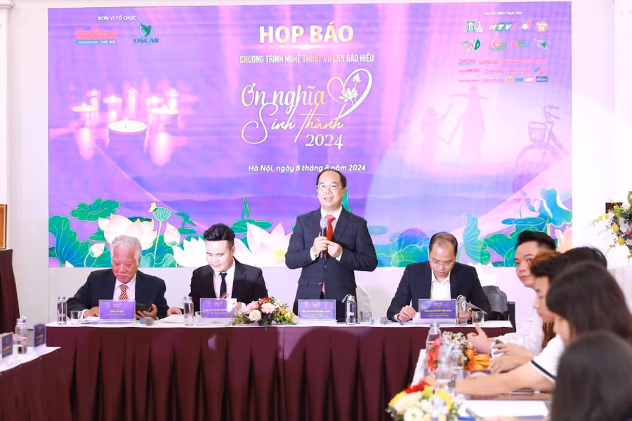 Ban tổ chức trao đổi cùng báo chí trong buổi họp báo.