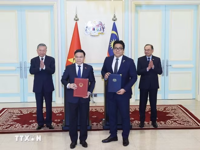 Tổng Bí thư Tô Lâm và Thủ tướng Malaysia Anwar Ibrahim chứng kiến trao đổi văn kiện hợp tác giữa hai nước. (Ảnh: Thống Nhất/TTXVN).