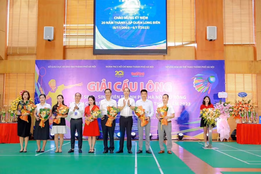 Nhà báo Nguyễn Mạnh Hưng - Tổng Biên tập báo Tuổi trẻ Thủ đô trao cờ lưu niệm cho các đội tại Giải Cầu lông trẻ tranh Cúp báo Tuổi trẻ Thủ đô lần thứ X, năm 2023.