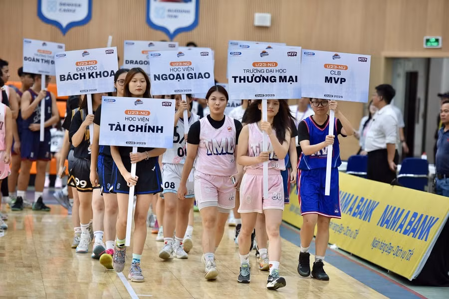 Đại diện U23 nữ diễu hành tại lễ khai mạc.
