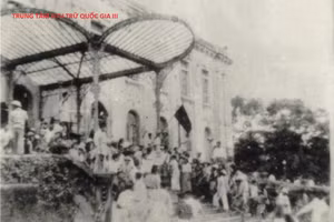 Ngày 19/8/1945, nhân dân giành chính quyền tại Bắc Bộ Phủ.