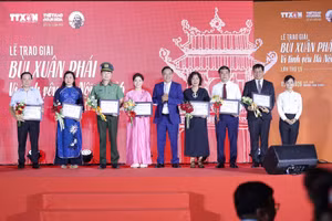 Trao chứng nhận cho các đề cử tại Lễ trao Giải thưởng Bùi Xuân Phái – Vì tình yêu Hà Nội lần 19 năm 2026 (Ảnh: BTC).