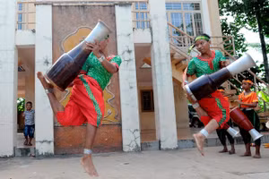 Nghệ thuật diễn tấu trống Chhay-dăm của người Khmer Nam Bộ - ảnh ITN.
