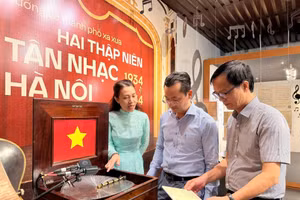 Hiện vật hộp nhạc cơ, đĩa nhạc được đặt chế tác riêng tại Mỹ để trình diễn “Tiến quân ca” của nhạc sĩ Văn Cao.