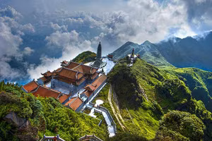 Trên đỉnh Fansipan - Ảnh: ITN.