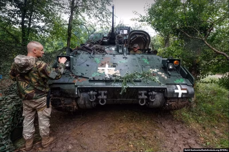 Vũ khí chính của Bradley là pháo tự động 25mm M242 Bushmaster, có khả năng bắn 200-500 phát/phút với tầm bắn hiệu quả lên đến 3.000m, đủ sức xuyên thủng giáp xe tăng T-72 từ khoảng an toàn. uk10.jpg