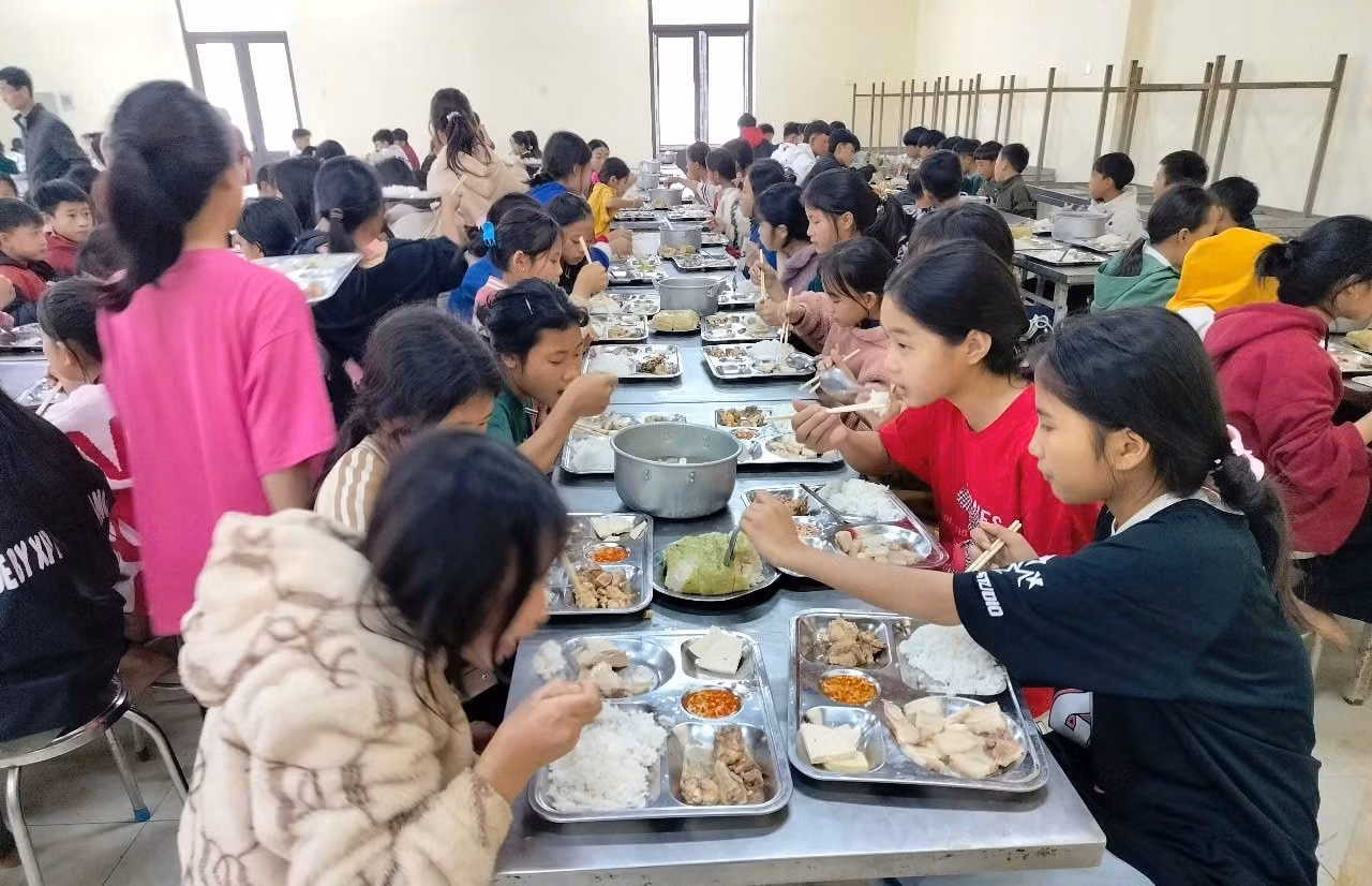 12-bua-lien-hoan-tat-nien-cua-truong-ptdtbt-thcs-trung-ly-muong-lat-thanh-hoa.jpg