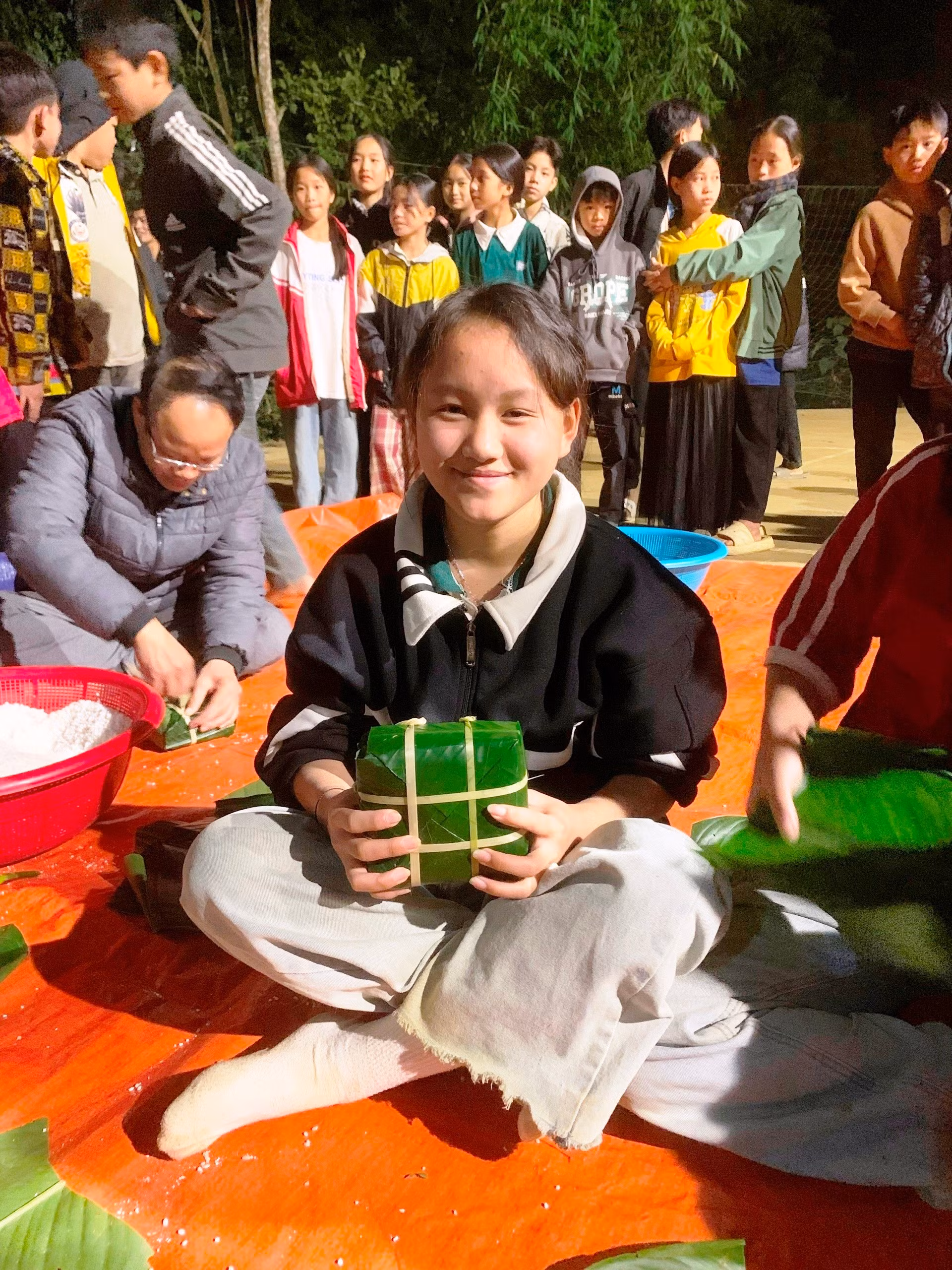 8-niem-vui-cua-1-hoc-sinh-truong-truong-ptdtbt-thcs-trung-ly-khi-tu-goi-duoc-chiec-banh-chung.jpg
