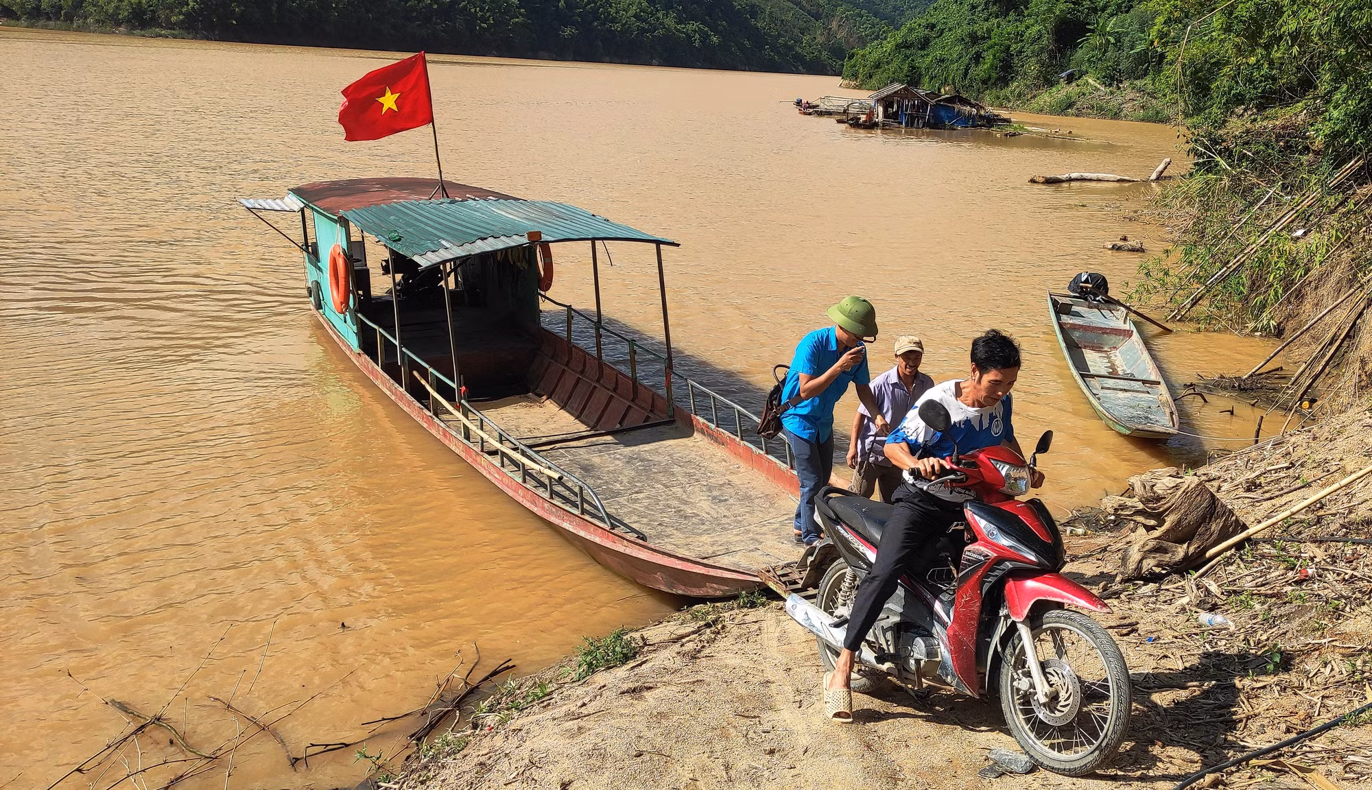 14- Thầy giáo vượt sông Mã để chuẩn bị khai giang.jpg