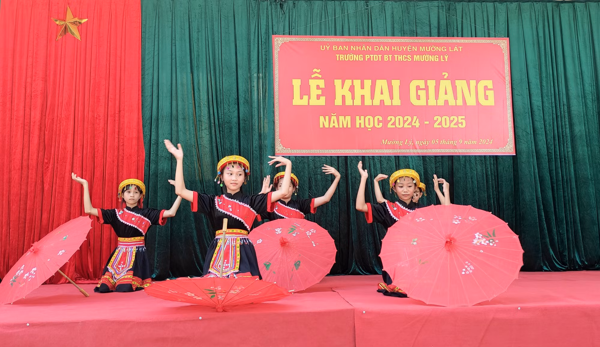 Đội văn nghệ của Trường PTDTBT-THCS Mường Lý (Mường Lát, Thanh Hóa) tập duyệt để chào mừng Lễ khai giảng năm học mới.