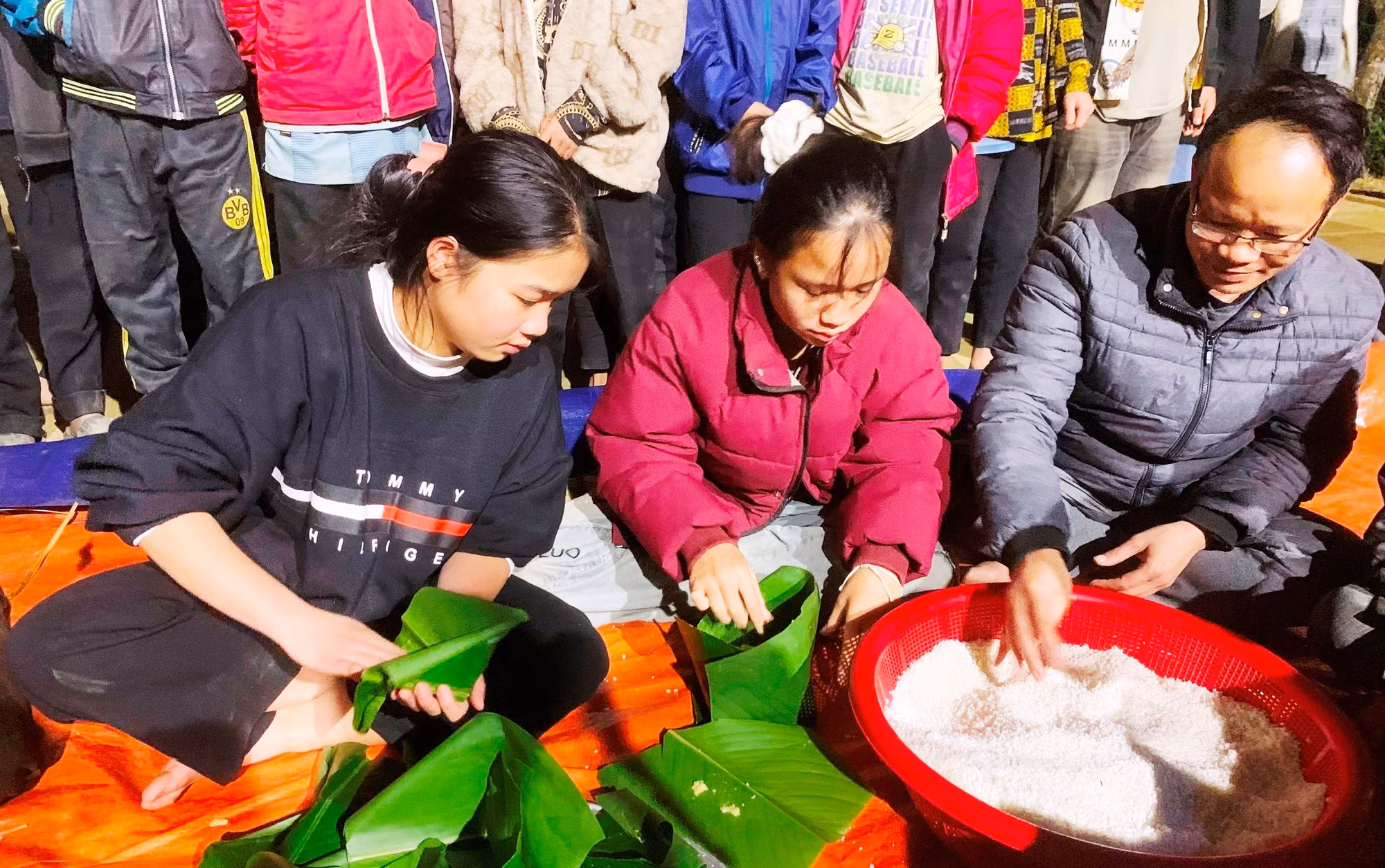 7-thay-giao-truong-ptdtbt-thcs-trung-ly-muong-lat-thanh-hoa-huong-dan-hoc-sinh-goi-banh-chung.jpg