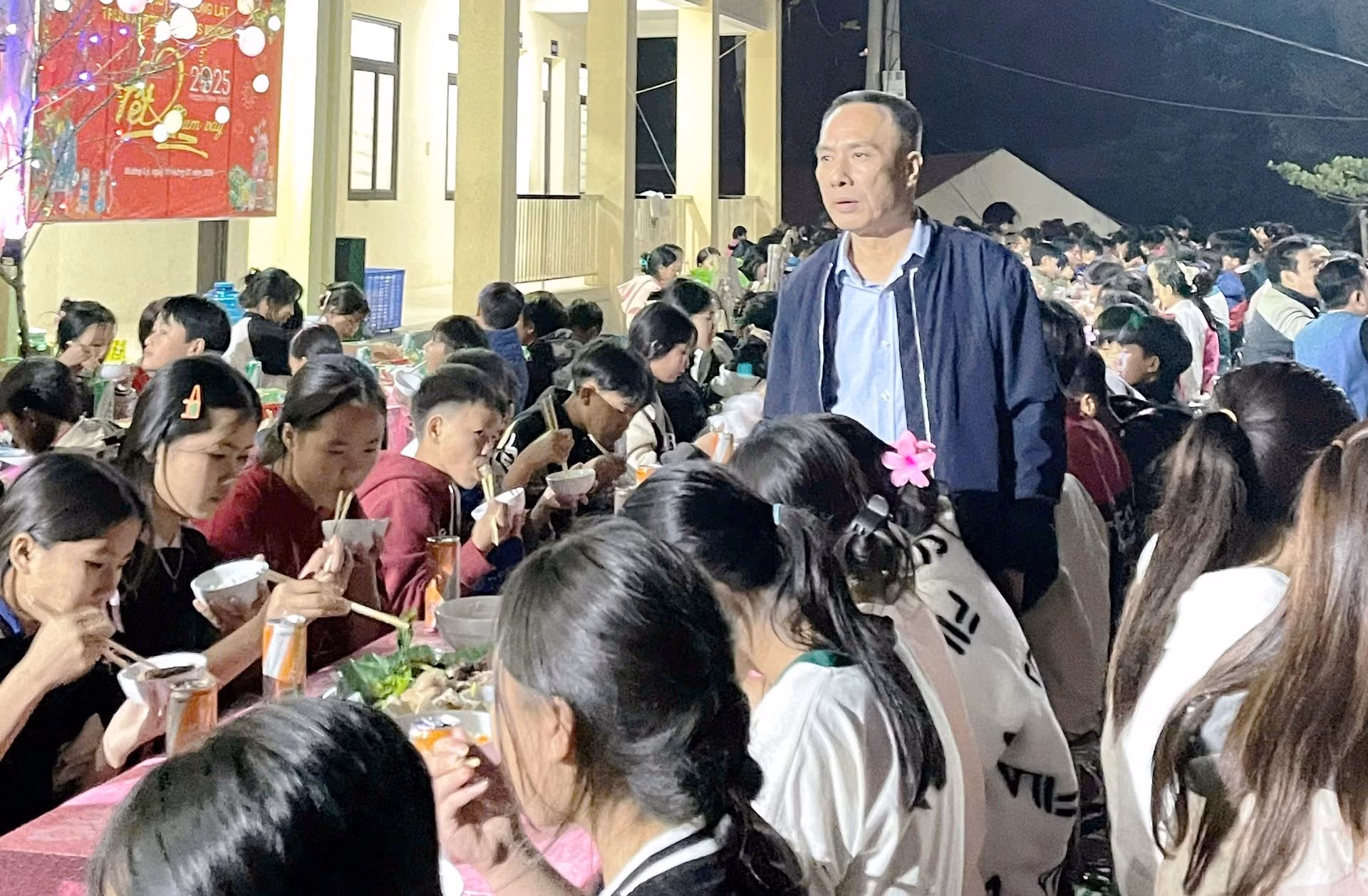 4-thay-giao-hoang-sy-xuan-hieu-truong-truong-ptdtbt-thcs-muong-ly-muong-lat-thanh-hoa-den-tung-ban-an-dong-vien-hoc-sinh-trong-bua-lien-hoan-tat-nien.jpg