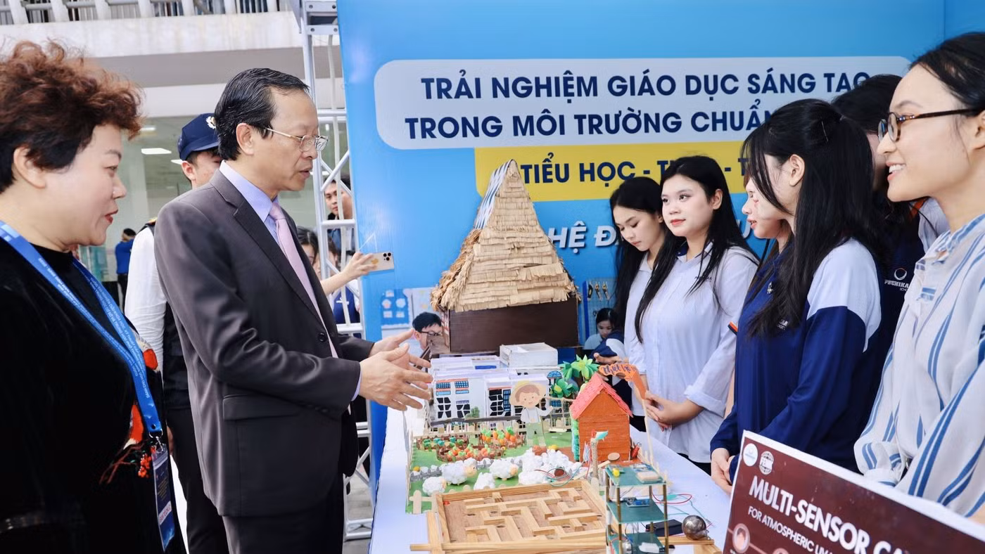 Thứ trưởng Thường trực Phạm Ngọc Thưởng tham quan khu trưng bày tại địa điểm tổ chức Cuộc thi nghiên cứu khoa học, kỹ thuật cấp quốc gia dành cho học sinh THCS, THPT năm học 2025-2026. 