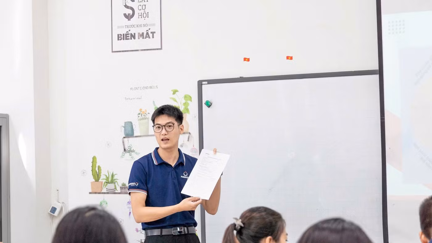 Thầy Lê Mai Tuấn Ly, giáo viên Trường THCS & THPT Phenikaa trong giờ dạy Địa lí.
