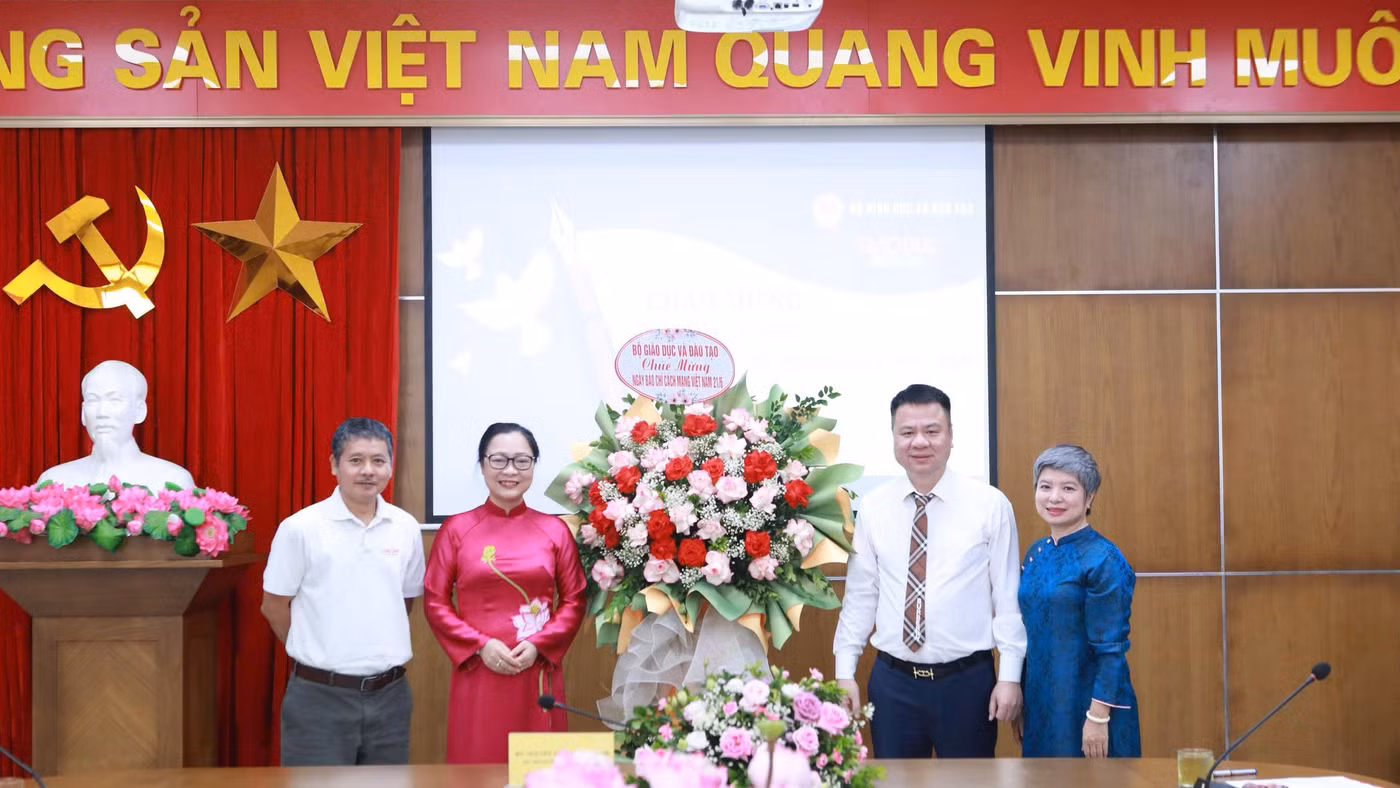 Thứ trưởng Nguyễn Thị Quyên Thanh thay mặt lãnh đạo Bộ GD&ĐT tặng hoa chúc mừng Báo Giáo dục và Thời đại.