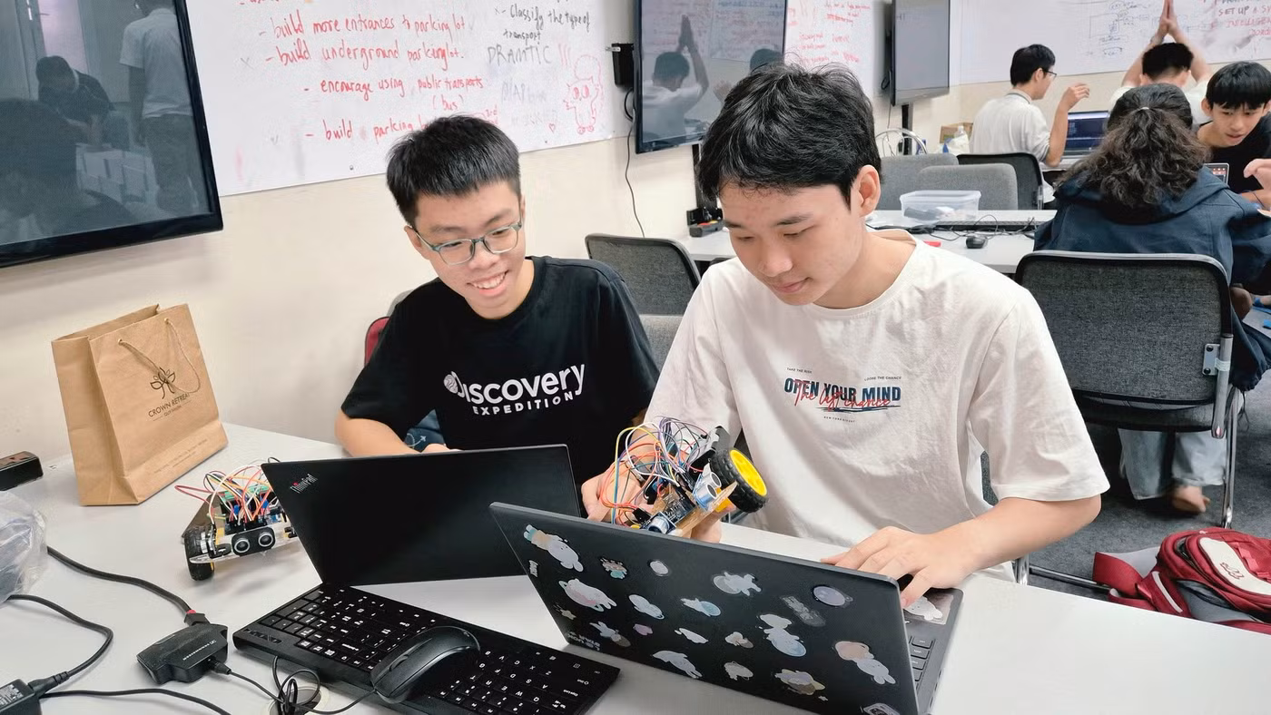 Các khóa học ngắn về lập trình là cầu nối giữa phổ thông và đại học, giúp công tác hướng nghiệp đi vào thực chất. Ảnh: NTCC