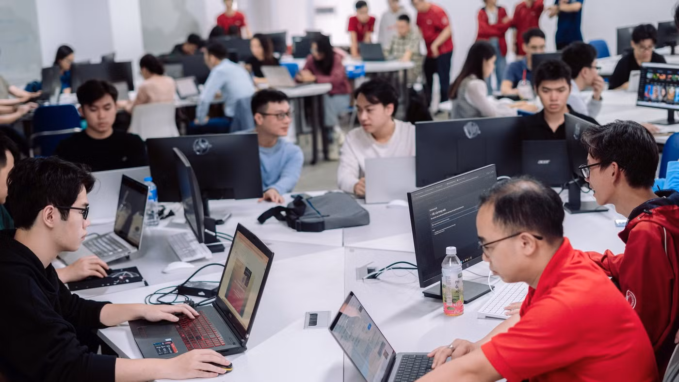Buổi thực hành của khoá học về Prompt Engineering, do Trường Công nghệ Thông tin và Truyền thông (Đại học Bách khoa Hà Nội) tổ chức. Ảnh: NVCC.