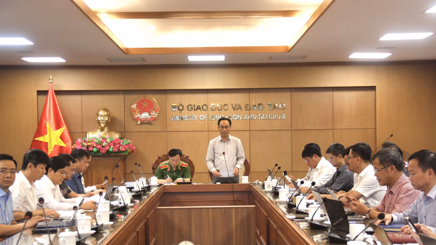 Bộ trưởng Hoàng Minh Sơn; Thiếu tướng Nguyễn Ngọc Cương chủ trì điểm cầu Bộ GD&ĐT.