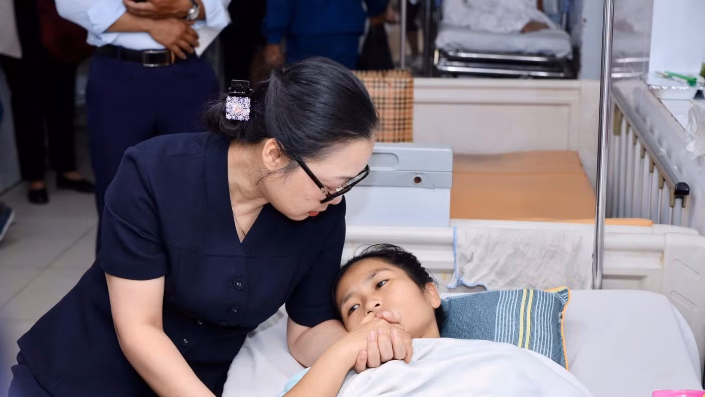 Thứ trưởng Nguyễn Thị Quyên Thanh thăm cô giáo mầm non xả thân cứu trẻ