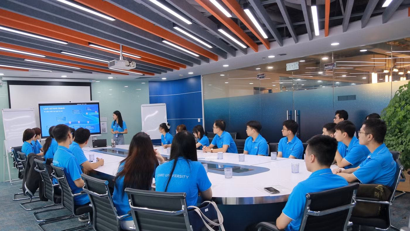Sinh viên Trường Đại học CMC thực tập tại doanh nghiệp.